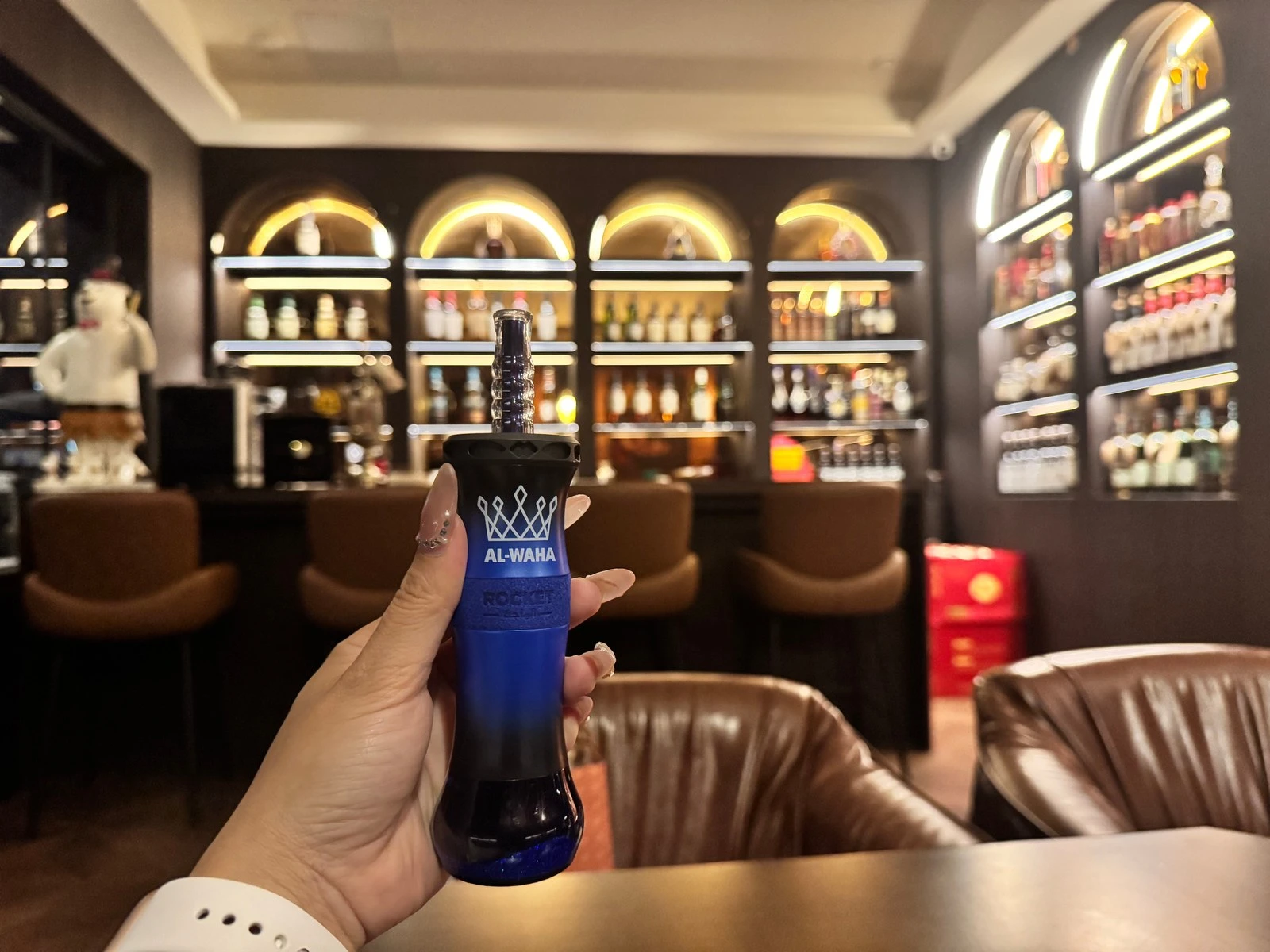 info-1-1 A 250K-puff shisha disposable held in hand